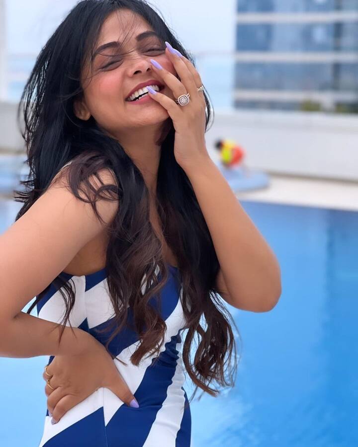 दुसऱ्या नेटकऱ्यानं कमेंट केली, 'तुम्ही मराठी कलाकार आहात याचं भान ठेवावं. तुमच्या मालिका खूप गृहिणी फार आवडीने पाहतात. जर त्या गृहिणी असं पाहिलं तर तुमचा शो फ्लॉप पण होऊ शकतो.'