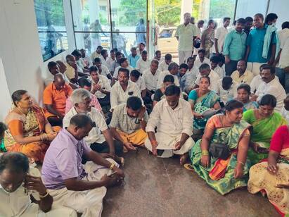 More than hundred panchayat council leaders stage dharna in Villupuram TNN விழுப்புரத்தில் நூற்றுக்கும் மேற்பட்ட ஊராட்சி மன்ற தலைவர்கள் தர்ணா - ஆளுங்கட்சி பிரமுகர்கள் தலையிடால் அவதி