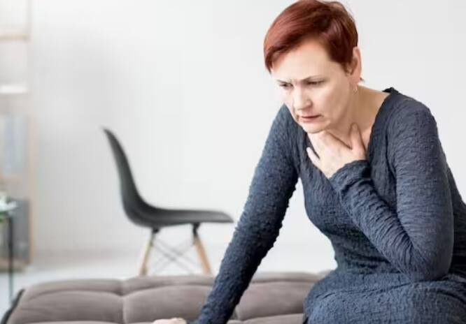 40 ਤੋਂ ਬਾਅਦ ਹਰ ਔਰਤ ਨੂੰ ਪੌਸ਼ਟਿਕ ਭੋਜਨ ਖਾਣ ਦੀ ਆਦਤ ਪਾਉਣੀ ਚਾਹੀਦੀ ਹੈ। ਜਿਸ ਨਾਲ ਹਾਰਮੋਨਸ ਸੰਤੁਲਿਤ ਰਹਿੰਦੇ ਹਨ। ਸਿਹਤਮੰਦ ਭੋਜਨ ਖਾਣ ਨਾਲ ਸ਼ੂਗਰ, ਬਲੱਡ ਪ੍ਰੈਸ਼ਰ, ਦਿਲ ਦੀ ਬੀਮਾਰੀ ਸਮੇਤ ਕਈ ਬਿਮਾਰੀਆਂ ਦੇ ਖਤਰੇ ਨੂੰ ਘੱਟ ਕੀਤਾ ਜਾ ਸਕਦਾ ਹੈ। ਇਸ ਤੋਂ ਇਲਾਵਾ ਮੀਨੋਪੌਜ਼ ਦੀਆਂ ਪਰੇਸ਼ਾਨੀਆਂ ਤੋਂ ਵੀ ਰਾਹਤ ਦਿੱਤੀ ਜਾ ਸਕਦੀ ਹੈ।