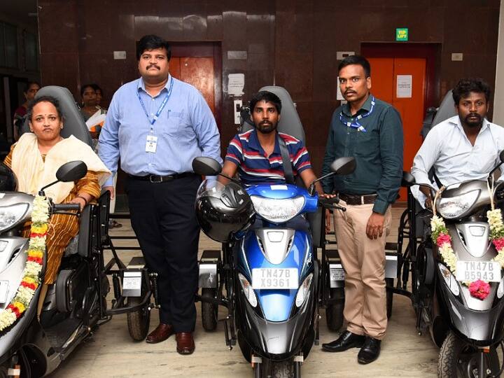 Gasoline scooter for Spinal Cord sufferers.Given by District Collector TNN Karur: முதுகுதண்டுவடம் பாதிக்கப்பட்டவர்களுக்கு ஸ்கூட்டர் வழங்கிய கரூர்  ஆட்சியர்