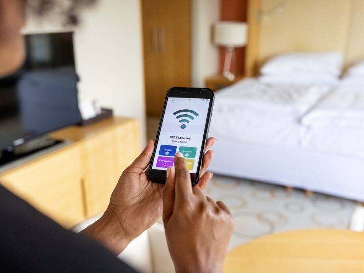 Your home WiFi does not stay on even at night know how dangerous it is कहीं आपके घर का WiFi रात में भी तो ऑन नहीं रहता...जानिए कितना खतरनाक है ये