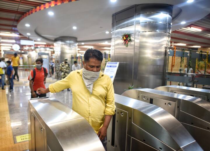 Passengers will now be able to travel by scanning the QR code in the Delhi Metro ann Delhi Metro: QR कोड से कर सकेंगे दिल्ली मेट्रो में सफर, कार्ड रिचार्ज की नहीं पड़ेगी जरूरत, पढ़ें डिटेल