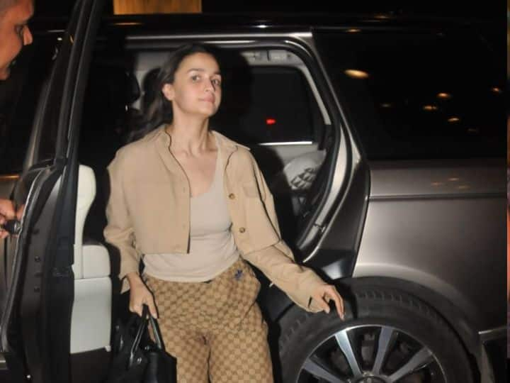 Alia Bhatt Latest Pics: बी टाउन की सुपरस्टार आलिया भट्ट को सोमवार को मुंबई एयरपोर्ट पर स्पॉट किया गया है. इस दौरान आलिया की लेटेस्ट तस्वीरें सोशल मीडिया पर सामने आई हैं.