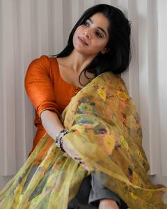 Divya bharathi : 'பாவாடை தாவணில பார்த்த பளபளன்னு இருக்க..' திவ்யா பாரதியின் லேட்டஸ்ட் க்ளிக்ஸ்!