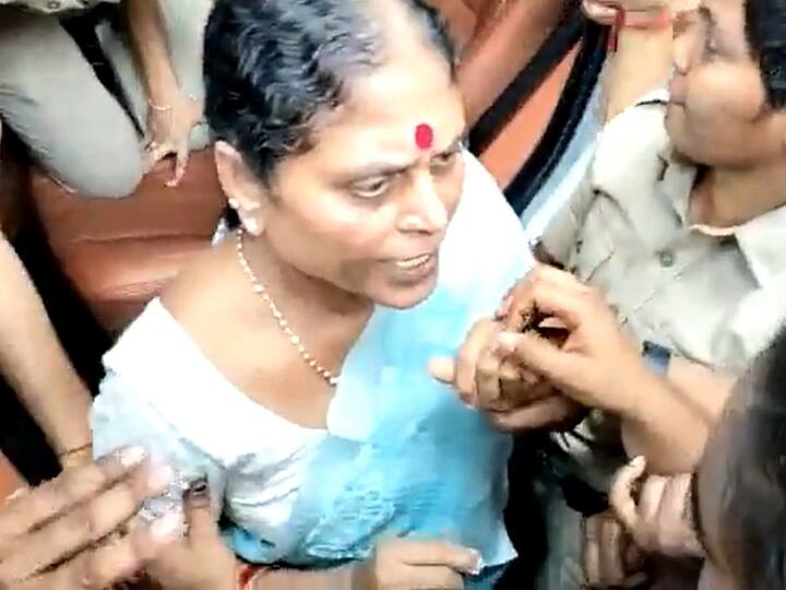 YS Vijayamma went to Jubilee hills police station against YS Sharmila arrest YS Vijayamma: పోలీసుల చెంపపై కొట్టిన విజయమ్మ, మీకు చేతనైంది అదొక్కటేనని ఫైర్ - పీఎస్ ముందే నిరసన