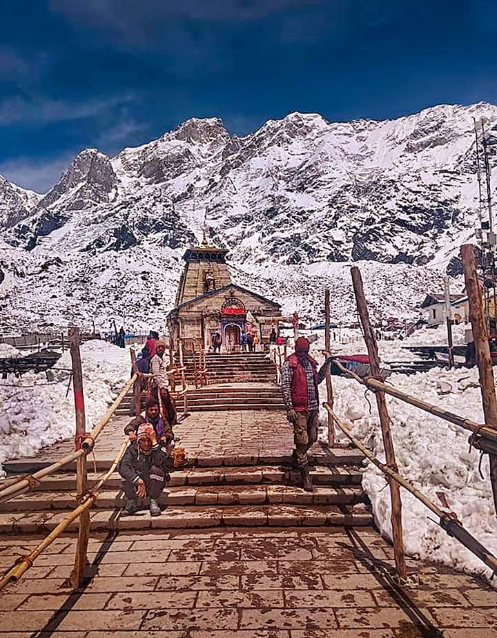 रुद्रप्रयाग में 23 अप्रैल रविवार को पहाड़ों में बर्फबारी हुई. केदारनाथ मंदिर के कपाट 25 अप्रैल को खुलने जा रहे हैं, लेकिन ताजा बर्फबारी से तीर्थ यात्रा प्रभावित हो गई है.
