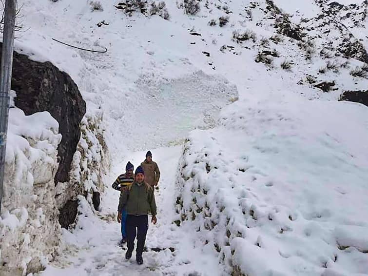 Kedarnath Yatra 2023 Heavy Snowfall Garhwal Himalayas Registration Stopped Kedarnath Yatra 2023: U'khand Govt Stops Registration Of Pilgrims As Thick Snow Shrouds Shrine — WATCH