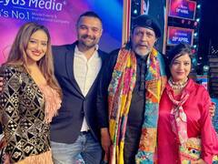 PICS: छोटी सी ड्रेस पहनकर अपने 'देवर' को चीयर-अप करने पहुंचीं ‘अनुपमा’ की काव्या, ससुर मिथुन चक्रवर्ती के साथ दिया पोज