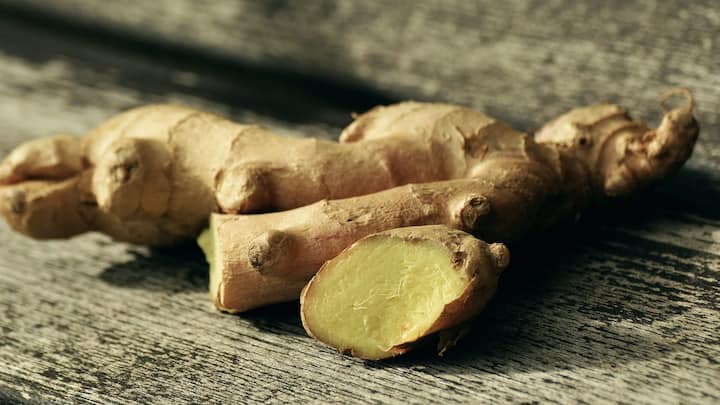 Health Benefits Of Ginger:বাঙালি রান্নাঘরে অত্যন্ত চেনা উপকরণ এটি। শুকনো বা গুঁড়ো, রান্নায় নানা ভাবেই এটি ব্যবহার করা হয়। পাশাপাশি সুস্বাস্থ্য বজায় রাখতেও আদার যথেষ্ট গুরুত্ব রয়েছে।