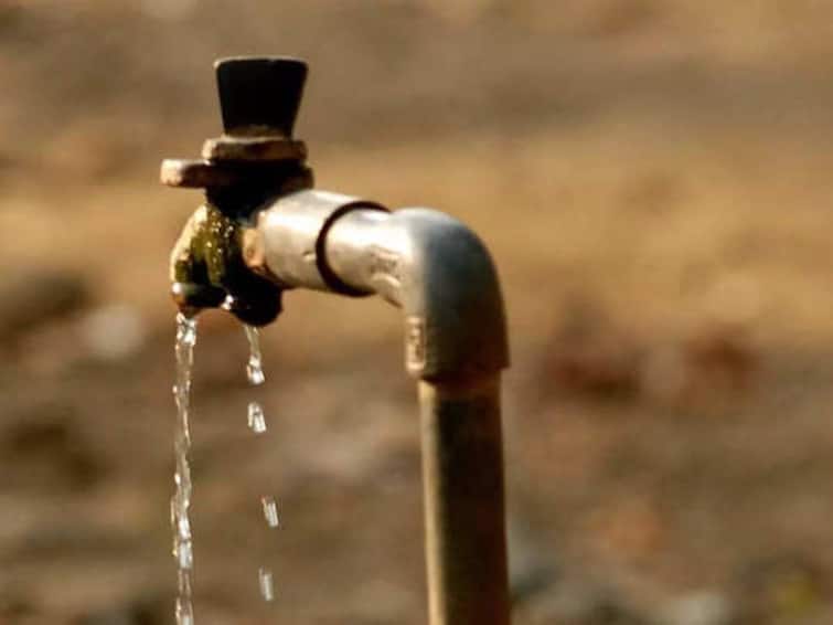 Kolhapur Water Crisis as Panchganga and Bhogavati rivers reach their bottom huge impact on drinking water supply Kolhapur News : पाणीदार कोल्हापूर जिल्ह्यात 'पाणीबाणी'; पंचगंगा अन् भोगावती नदीने तळ गाठल्याने शहरवासियांची भर उन्हात पाण्यासाठी वणवण