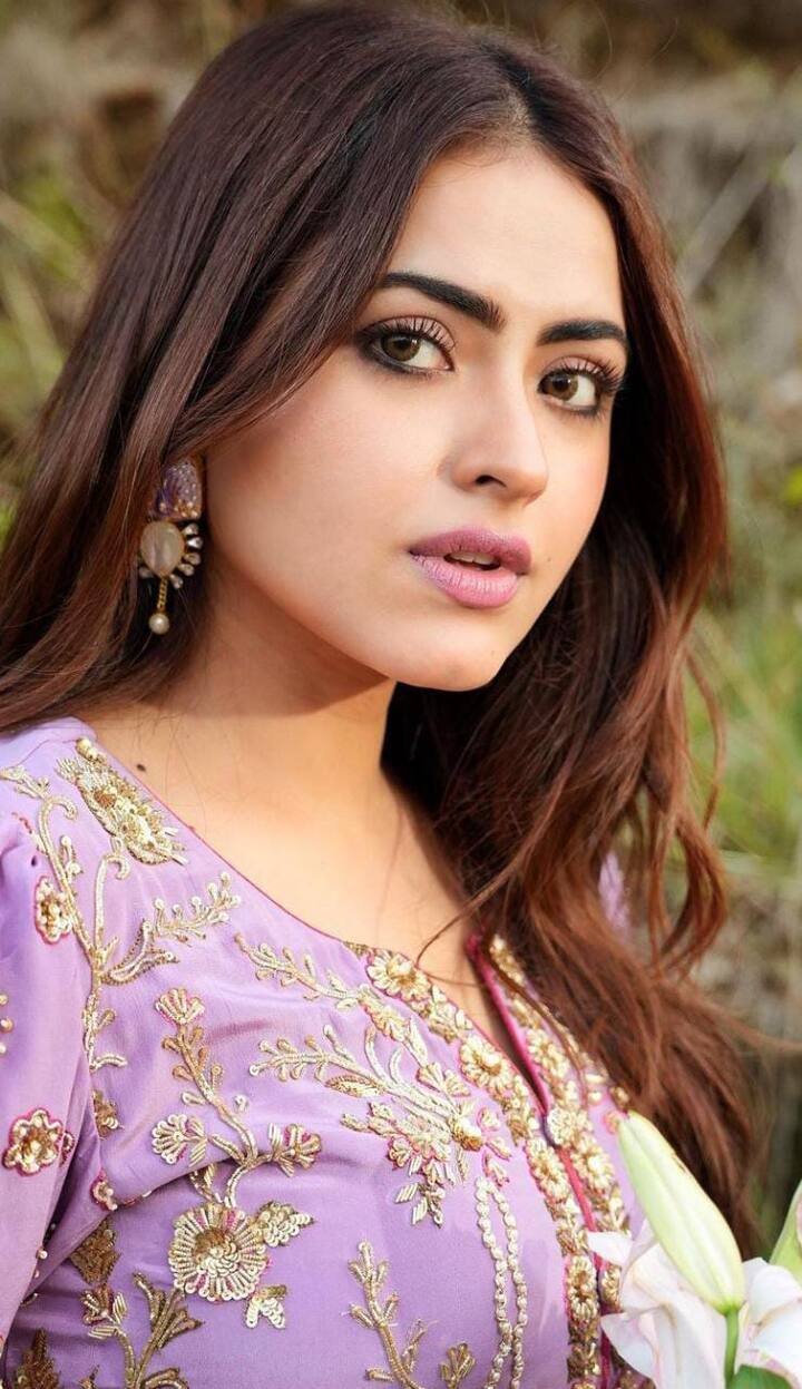 ਉਹ ਆਪਣੇ ਟੈਲੇਂਟ ਤੇ ਖੂਬਸੂਰਤੀ ਲਈ ਜਾਣੀ ਜਾਂਦੀ ਹੈ।