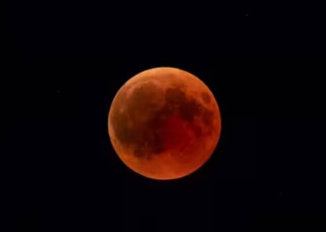 ਜਦੋਂ ਚੰਦਰਮਾ ਧਰਤੀ ਦੁਆਲੇ ਘੁੰਮਦੇ ਹੋਏ ਧਰਤੀ ਦੇ ਪਰਛਾਵੇਂ ਵਿੱਚੋਂ ਲੰਘਦਾ ਹੈ ਤਾਂ ਚੰਦਰਮਾ ਦੀ ਚਮਕ ਮੈਲਾ ਹੋ ਜਾਂਦੀ ਹੈ। ਹਾਲਾਂਕਿ, ਇਸ ਦਾ ਕੋਈ ਹਿੱਸਾ ਪ੍ਰਭਾਵਿਤ ਨਹੀਂ ਹੁੰਦਾ। ਅਜਿਹੀ ਸਥਿਤੀ ਨੂੰ ਉਪਛਾਇਆ ਚੰਦਰ ਗ੍ਰਹਿਣ ਕਿਹਾ ਜਾਂਦਾ ਹੈ।