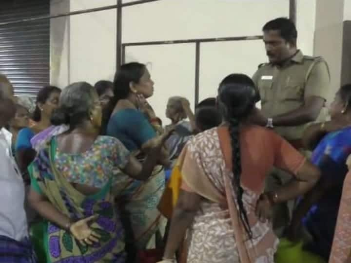 People of Karur Pashupathipura participated in road blockade TNN குடிநீர் விநியோகம் செய்வதில் பாரபட்சம் - கரூரில் பொதுமக்கள் சாலைமறியல்