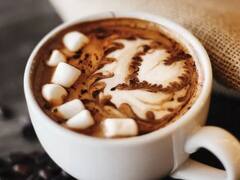 क्या गर्मी में कॉफी पीना खतरनाक! सेहत पर पड़ता है बुरा असर? जानें क्या कहते हैं एक्सपर्ट