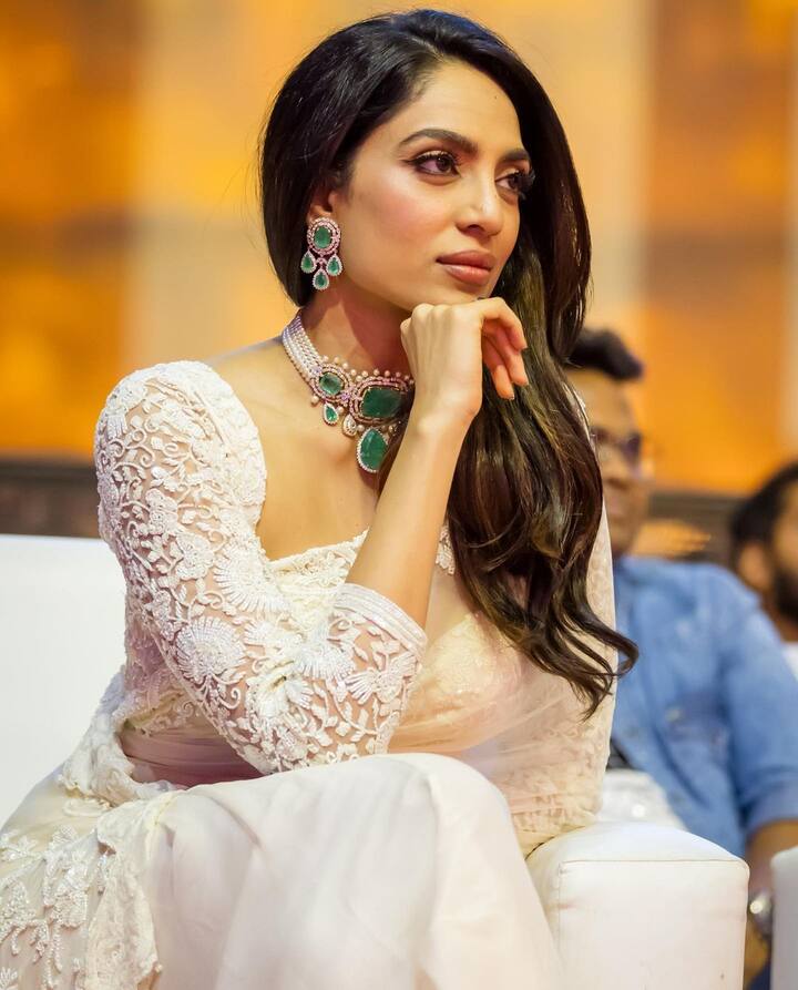 வெள்ளை உடையில் வானதி-சோபிதா துலிபாலா.