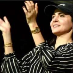 Anushka Sharma: போட்டிக்கு நடுவே மனைவிக்கு பறக்கும் முத்தம் கொடுத்த விராட்..வெட்கப்பட்டு சிரித்த அனுஷ்கா!