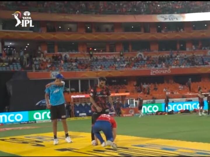 SRH vs DC Delhi Capitals Captain David Warner touch feet of Bhuvneshwar Kumar IPL 2023 Watch: मैच से ठीक पहले डेविड वॉर्नर ने दौड़कर छुए भुवनेश्वर कुमार के पैर, वीडियो वायरल