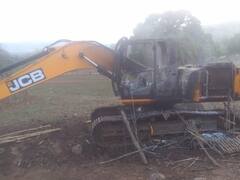 नारायणपुर: नक्सलियों ने दी पूर्व हेड मास्टर को धमकी, पोकलेन मशीन और ट्रक में लगाई आग