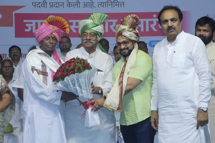 कोल्हे यांनी दोन वेगवेगळी पुस्तके वाचत असलेले फोटो ट्विट करत पुस्तक दिनाच्या शुभेच्छा दिल्या होत्या.