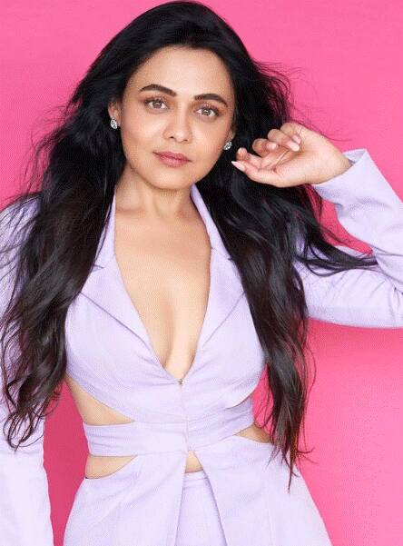 प्रार्थनाच्या एका चाहत्यानं तिच्या फोटोला एक कमेंट करुन ट्रोलर्सला सडेतोड उत्तर दिलं. प्रार्थनाच्या चाहत्यानं कमेंट केली, 'काही पुरुष मंडळी तिला संस्कृती जपण्यास सांगत आहेत जसा काय तिने एकटीने ठेकाच घेतलाय. स्विमिंग कॉस्च्युम घालून स्विमींग नाही करणार तर काय साडी घालून करणार काय.'