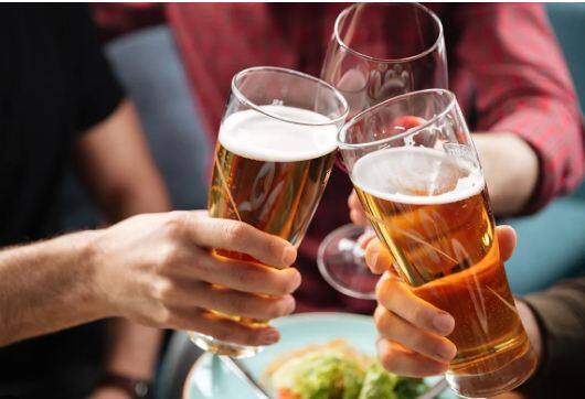 Dont even forget to make this mistake while drinking beer otherwise you will regret it How to Pour Beer: ਬੀਅਰ ਪੀਂਦੇ ਵੇਲੇ ਭੁੱਲ ਕੇ ਵੀ ਨਾ ਕਰਿਓ ਇਹ ਗਲਤੀ, ਨਹੀਂ ਤਾਂ ਪਏਗਾ ਪਛਤਾਉਣਾ