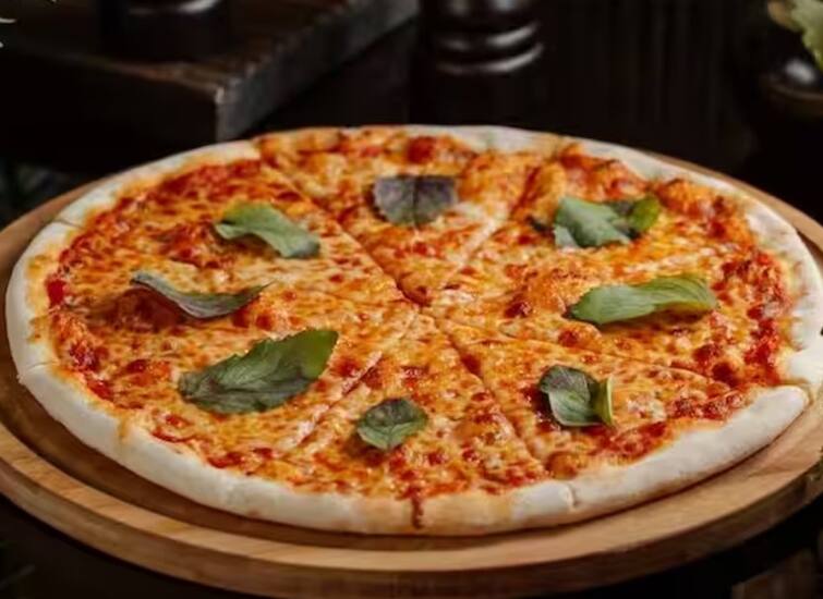 US university of wisconsin madison center for dairy research hiring people to eat pizza Pizza: 'ही' कंपनी देत आहे पिझ्झा आणि चीज खाण्यासाठी भरघोस पैसे; अनेकांना देत आहे नोकऱ्या