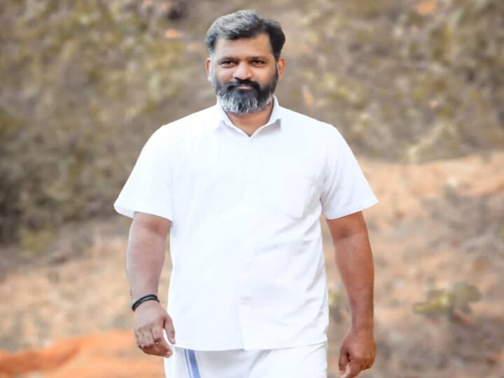 Karnataka Assembly Elections 2023 BJP millionaire candidate Gururaj Shetty Gantihole campaigns by walking barefoot in karnataka Karnataka Election 2023: कर्नाटक में नंगे पांव घूमकर करता है चुनाव प्रचार, जानिए कौन है ये बीजेपी का करोड़पति उम्मीदवार
