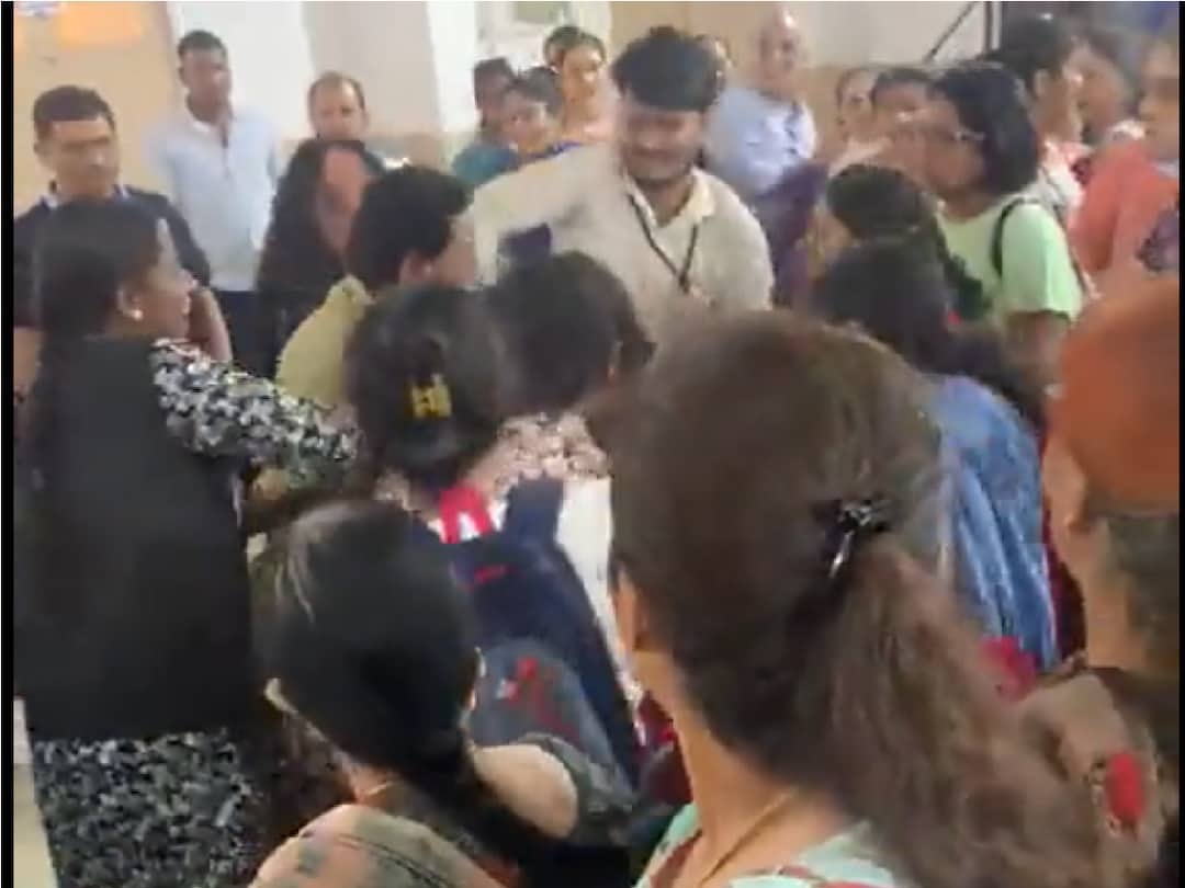 Viral Video Bengaluru Yearly Saree Sale Turns Dramatic As Two Women Pull Hair Get Into Fist Fight Bengaluru Yearly Saree Sale Turns Dramatic As Two Women Pull Hair, Get Into Fist Fight