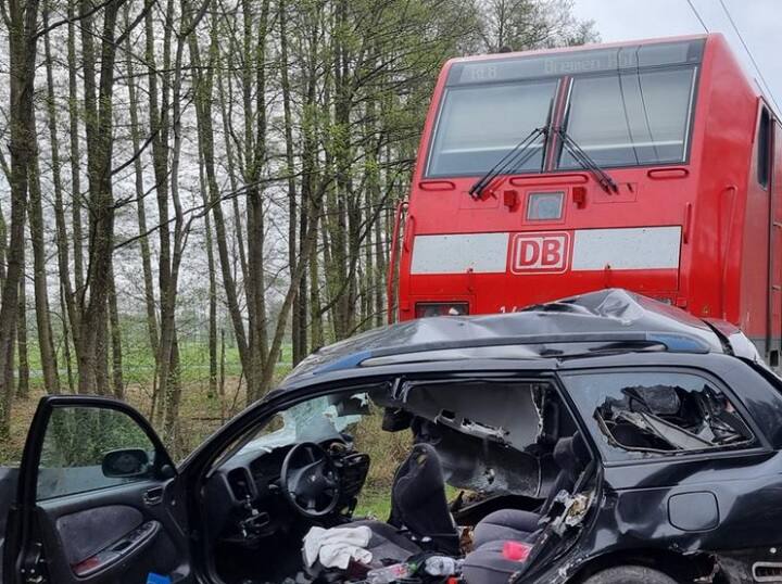 Several dead as train collides with car near Hannover ஜெர்மனி: ரயில் மோதி விபத்து: அப்பளம்போல் நசுங்கிய கார் - இளம்பெண் உள்பட 3 பேர் பலி