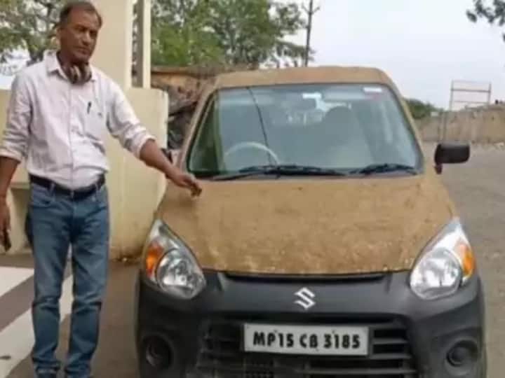 An madhya pradesh homyopathic doctor coated his maruti alto with cow dung to keep cool in summer Cow Dung Coated Car: एमपी में एक डॉक्टर ने अपनी कार पर दिखा दी डॉक्टरी, बोले ऑपरेशन 'सक्सेसफुल'