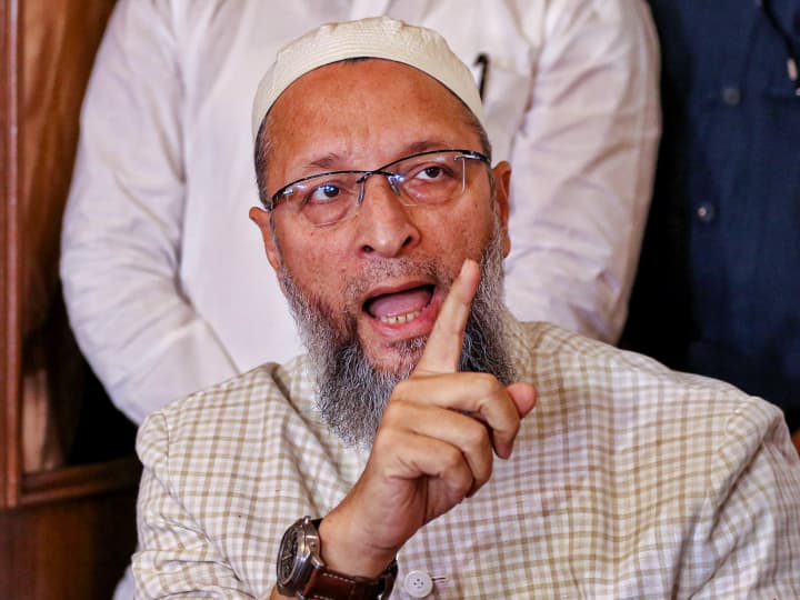 Karnataka Assembly Elections 2023 Asaduddin Owaisi attacks Sonia Gandhi for campaigning for RSS activist Jagdish Shettar 'आपसे ये उम्मीद नहीं थी', सोनिया गांधी ने RSS कार्यकर्ता का प्रचार किया तो फूटा ओवैसी का गुस्सा, बोले- क्या इस तरह आप मोदी...