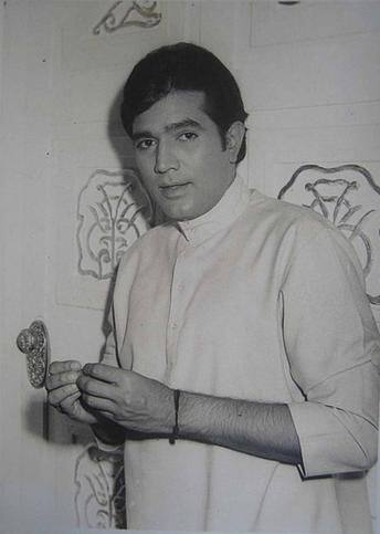 करीब-करीब उस दौर की हर एक्ट्रेस के साथ राजेश खन्ना ने कोई ना कोई सुपरहिट फिल्म बॉक्स ऑफिस को दी थी. लेकिन वक्त के साथ ही उनके करियर का ढलान भी शुरू हुआ. ये उस वक्त की बात है जब अमिताभ बच्चन का सितारा चमकने लगा था और काका का करियर ग्राफ नीचे जा रहा था. एक के बाद एक राजेश खन्ना की 7 फिल्में फ्लॉप हो चुकी थीं.