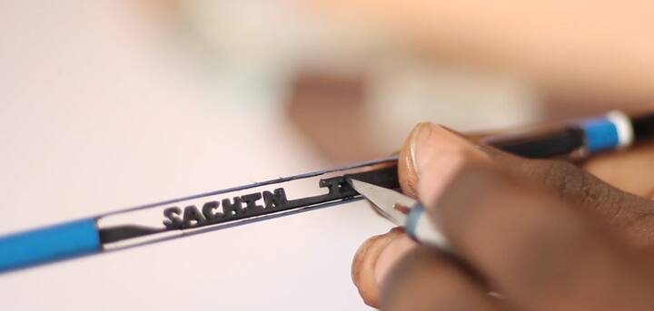 मुळातच कलात्मकतेची जाण आणि आवड असलेल्या नितीनं पेन्सिल कार्विंगवरही आपल्या या लाडक्या दैवताचं नाव अतिशय सुबकरित्या कोरलंय.