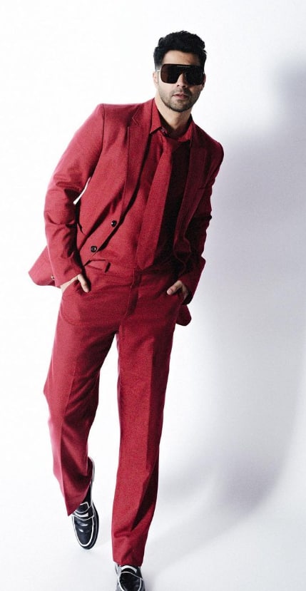 ‘स्टुडंट ऑफ द इयर’ या सिनेमाच्या माध्यमातून वरुणने मनोरंजनसृष्टीत पदार्पण केलं आहे.