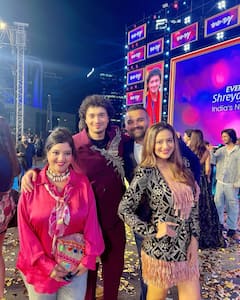 PICS: छोटी सी ड्रेस पहनकर अपने 'देवर' को चीयर-अप करने पहुंचीं ‘अनुपमा’ की काव्या, ससुर मिथुन चक्रवर्ती के साथ दिया पोज