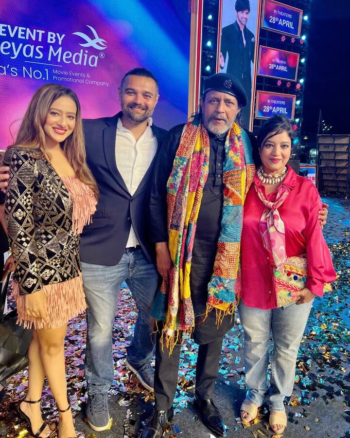 एक तस्वीर में मदालसा शर्मा अपने ससुर मिथुन चक्रवर्ती (Mithun Chakraborty) के साथ भी पोज देती हुई नजर आईं.