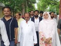 मुलायम सिंह यादव की समाधि पर पहुंचीं सपा प्रत्याशी, अंतिम समय पर पार्टी से कट गया टिकट