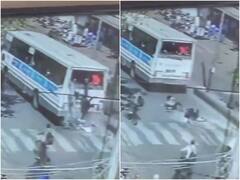 स्पीडब्रेकर पर बस के उछलने से टूटा पिछला शीशा, अंदर बैठे 2 लड़के सड़क पर गिरे!