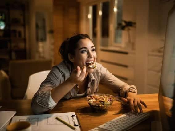 ઘણા લોકો 11-12 વાગ્યા પછી ડિનર કરે છે. જો તમે પણ અડધી રાત્રે ડિનર કરો છો તો સાવધાન થઈ જાવ, કારણ કે તેનાથી તમારું વજન તો વધશે જ, સાથે સાથે તમારા સ્વાસ્થ્ય પર પણ અસર પડશે. જો કે રાત્રિભોજનનો યોગ્ય સમય રાત્રે 8 વાગ્યાનો છે, પરંતુ તમારે રાત્રિભોજન રાત્રે 10 વાગ્યા સુધીમાં કરી લેવું જોઈએ. જો તમને મધ્યરાત્રિમાં ભૂખ લાગે છે, તો નાસ્તો કરવાને બદલે પાણી પીવાનું પસંદ કરો.