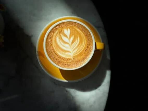 કેટલાક લોકો કોફીને સ્વાસ્થ્ય માટે હાનિકારક માને છે તો કેટલાક લોકો તેને હેલ્ધી ડ્રિંક માને છે. ઉનાળાની ઋતુમાં દરેક કોફી પ્રેમીના મનમાં આ પ્રશ્ન આવે છે કે ઉનાળામાં કોફીનું સેવન ફાયદાકારક છે કે નુકસાન?