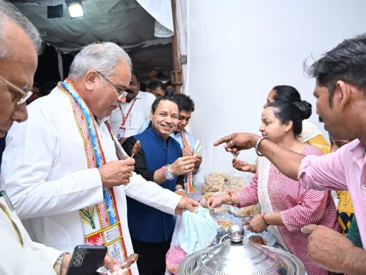 CM Bhupesh Baghel and Kailash Kher liked the taste of Imli Lata at Kaushalya Mata Festival ANN Raipur : कौशल्या माता महोत्सव में इमली लाटा के स्वाद के दीवाने हुए CM भूपेश बघेल और कैलाश खेर, कार्यक्रम का हुआ समापन