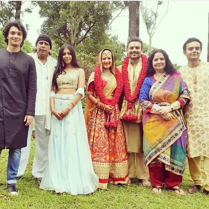 मिथुन यहां अपने तीन बेटों, बेटियों, पत्नी और पालतू कुत्तों के साथ रहते हैं.