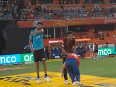 David Warner Touches Bhuvneshwar Kumar's Feet Before SRH vs DC IPL 2023 Encounter, Video Goes Viral