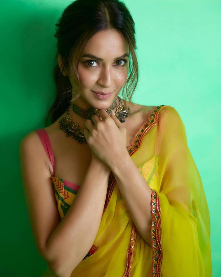 కృతి కర్భందా అందమైన ఫోటోలు