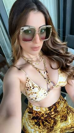 Raai Laxmi In Golden Bikini : గోల్డెన్ బికినీలో రాయ్ లక్ష్మి - గోవాలో హాట్ లేడీ