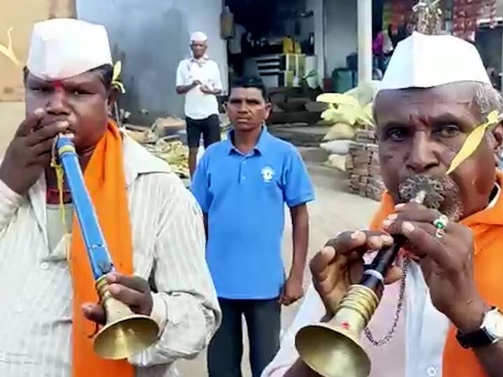 सात दिवसानंतर पारंपरिक पद्धतीने संबळ, कहाळ्या या वाजंत्रीने जल्लोषात गौराईची मिरवणूक काढली जाते.