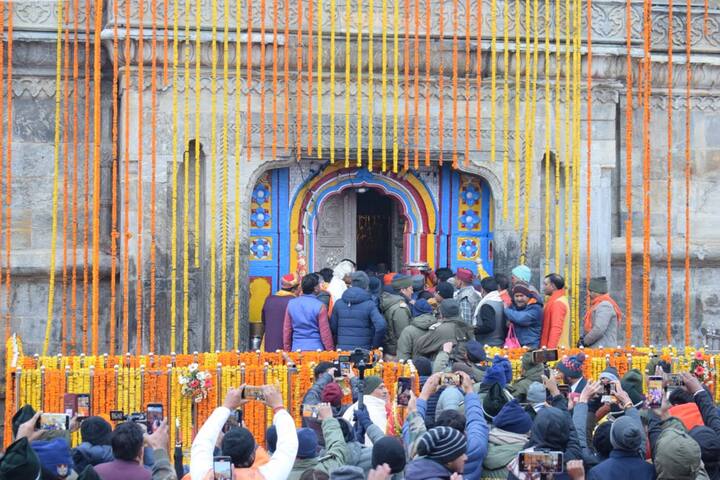 Kedarnath yatra : उत्तराखंडमधील केदारनाथ मंदिराची कवाडं उघडली आहेत. मंदिराच्या सजावटीसाठी 20 क्विंटल फुलांची आकर्षक सजावट  करण्यात आली आहे.