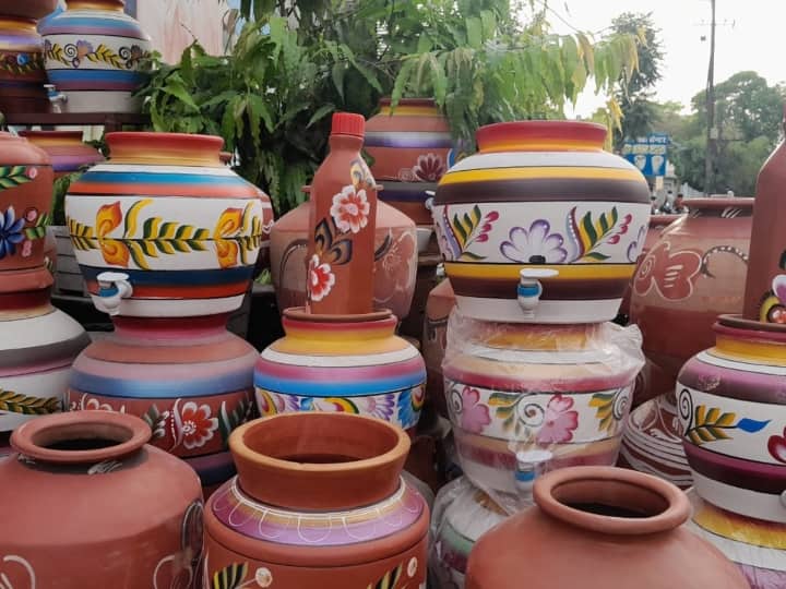 Udaipur: उदयपुर लाए गए गोवा के विशेष रंग-बिरंगे मटके, फ्रिज जैसा ठंडा रहता है पानी, यह है खासियत Goa Matka Business in Udaipur Gives Chilled Water like refrigerator do not break easily ANN Udaipur: उदयपुर लाए गए गोवा के विशेष रंग-बिरंगे मटके, फ्रिज जैसा ठंडा रहता है पानी, यह है खासियत
