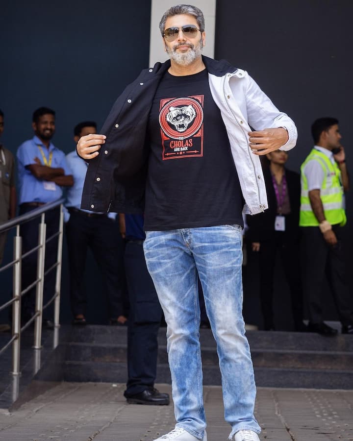 ஸ்டைலாக போஸ் கொடுக்கும் ஜெயம் ரவி.