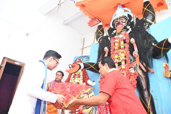 ণ সম্পাদক। অভিষেককে কাছে পেয়ে জল সঙ্কট ও ঘর না পাওয়ার অভিযোগ জানান গ্রামবাসীরা। বাংলায় হেরে কেন্দ্র টাকা আটকে রেখেছে বলে পাল্টা অভিযোগ করেন অভিষেক।